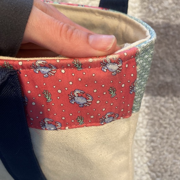 Vineyard Vines medium tote with beachy theme - Picture 5 of 7